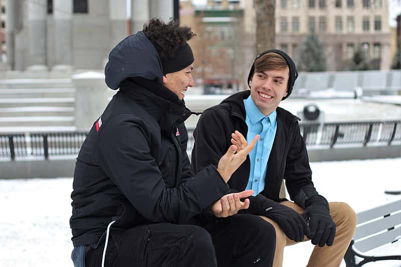 800px-Men_talking_in_the_cold_(Unsplash)