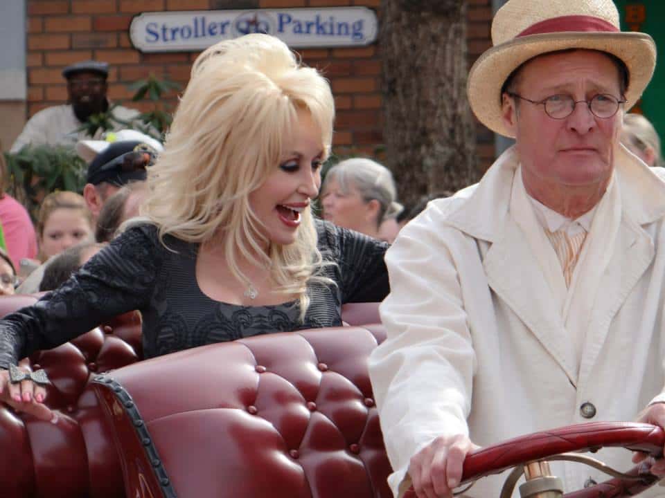 Dolly_Parton_2014_Dollywood_2