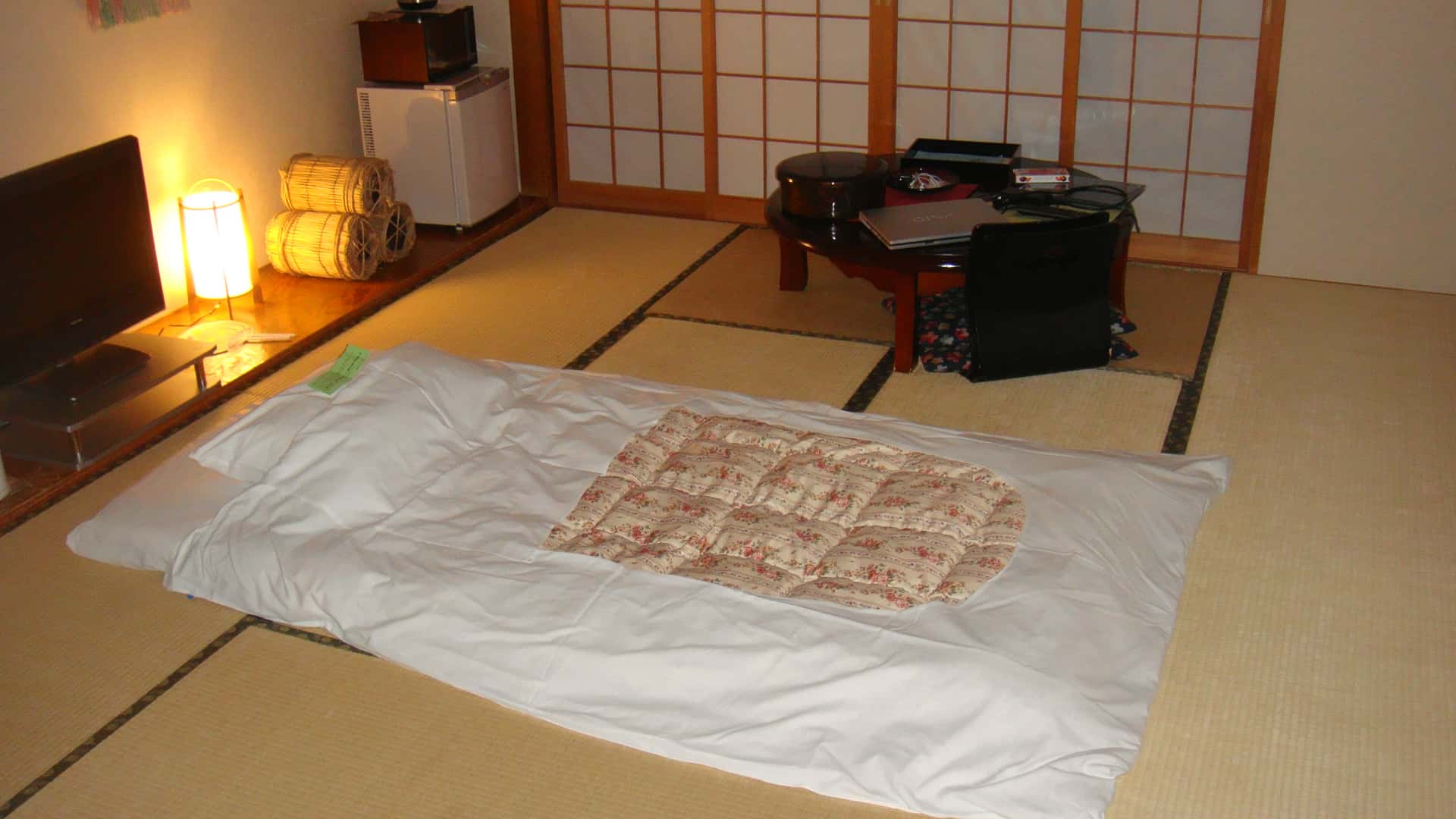 Futon_and_desk_in_a_Ryokan
