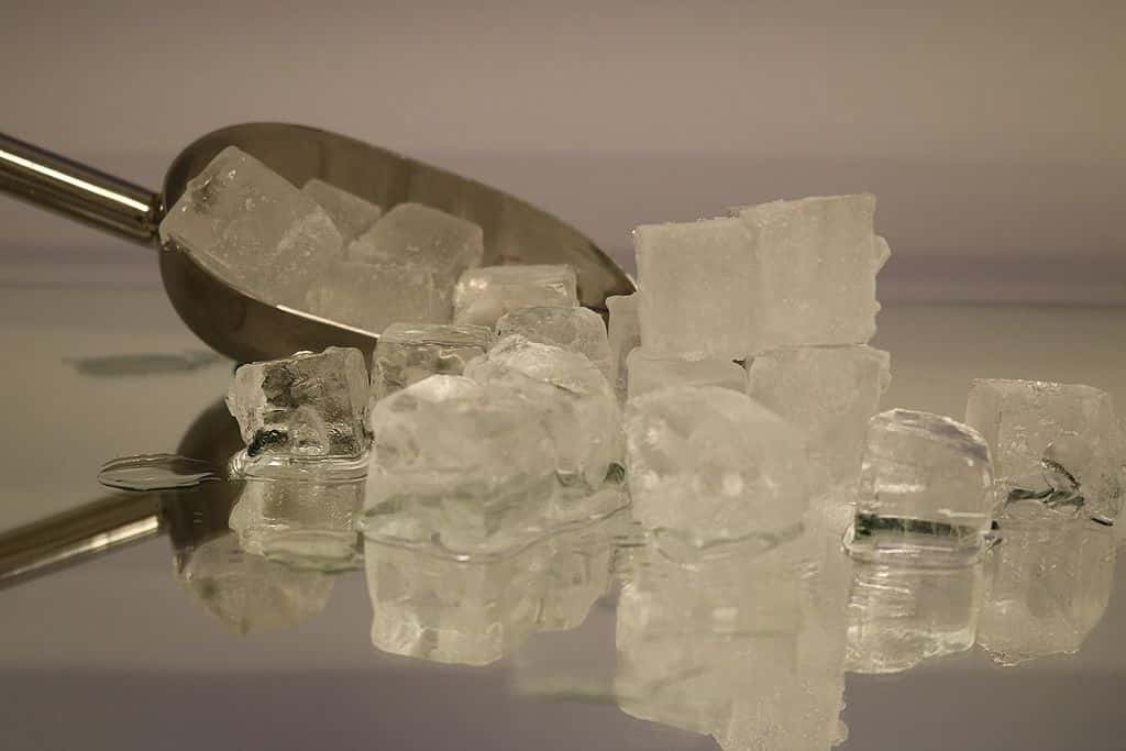 Ice_cubes_with_shovel