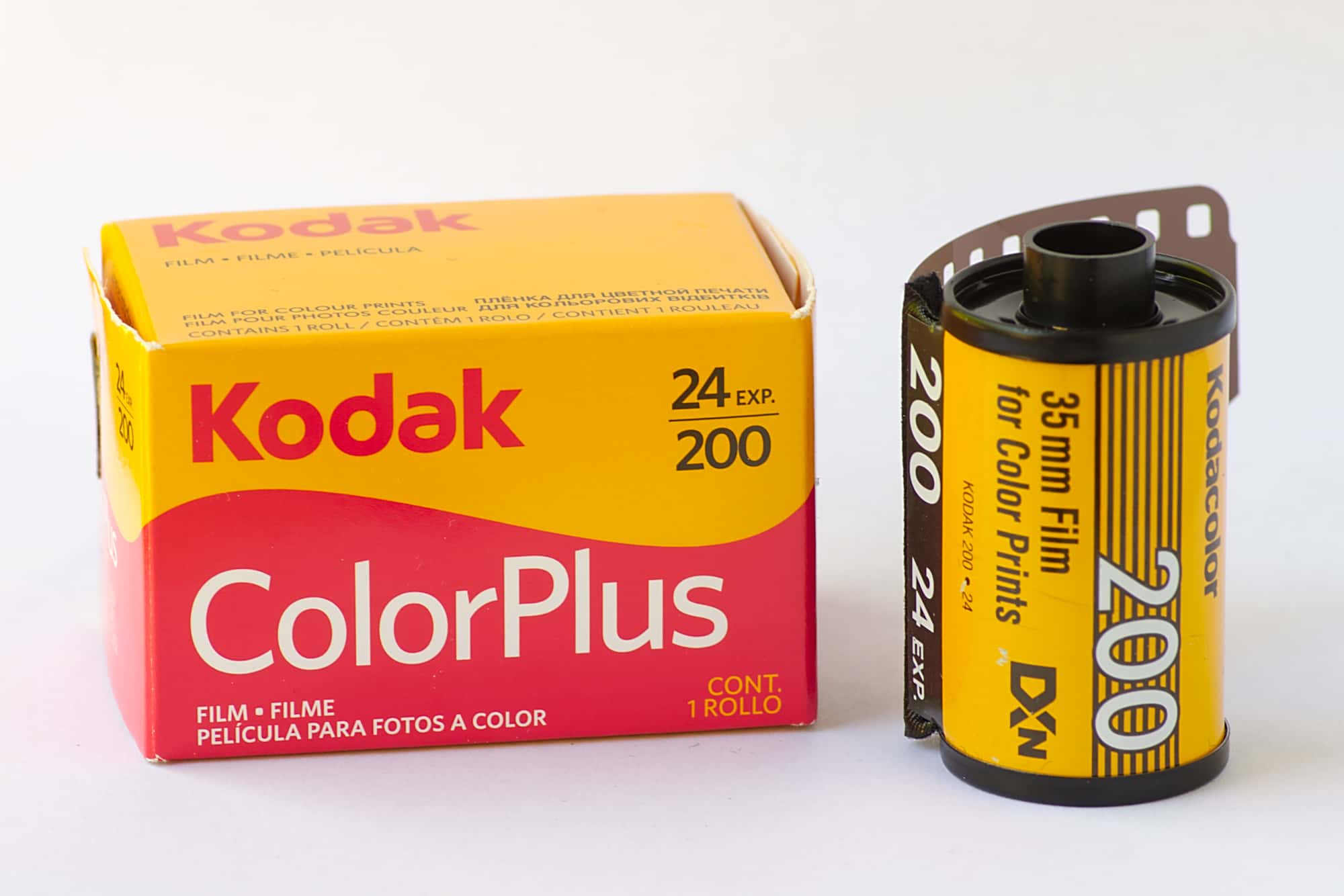 Kodak_ColorPlus_200_135_film_cartridge_and_box