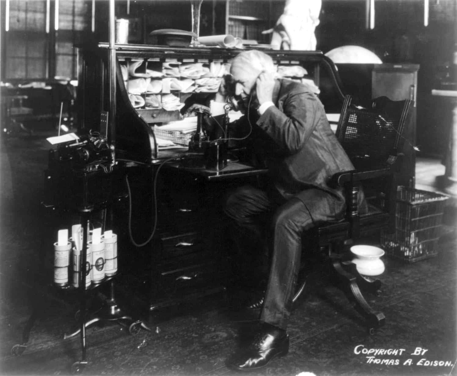 Thomas_Alva_Edison_using_his_dicatating_machine