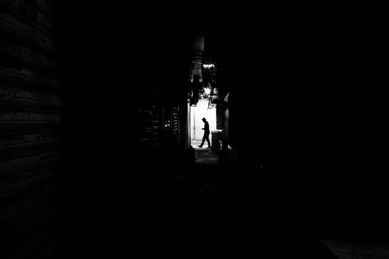 alley-black-black-and-white-building-dark-hallway-1568801-pxhere.com