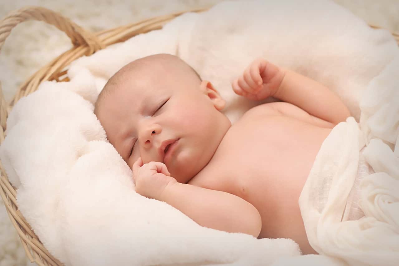 baby-sleeping-on-white-cotton-161709