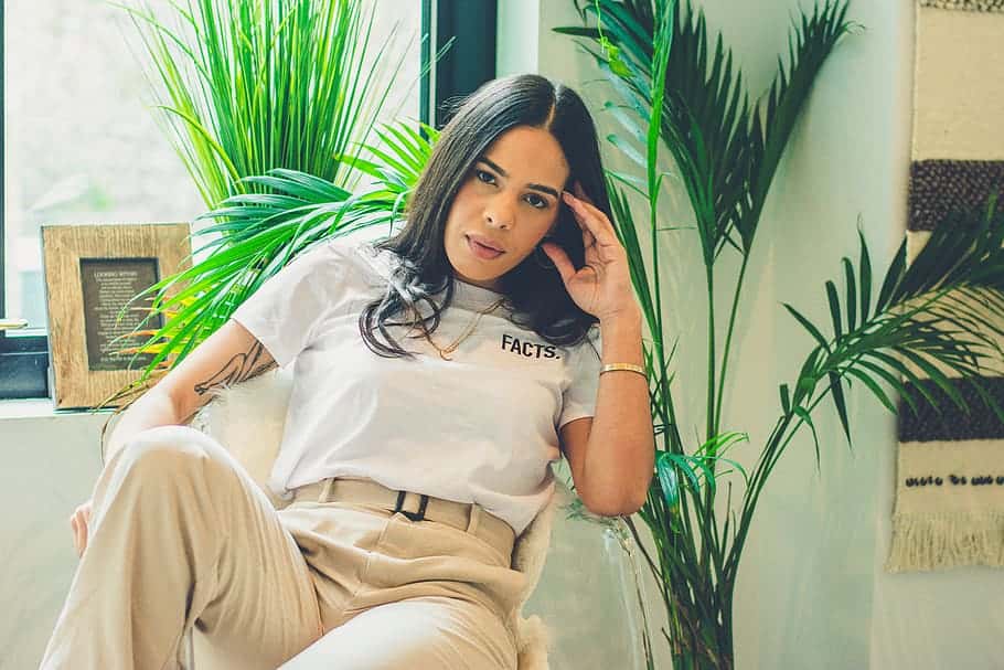 beautiful-woman-brunette-indoors-photoshoot