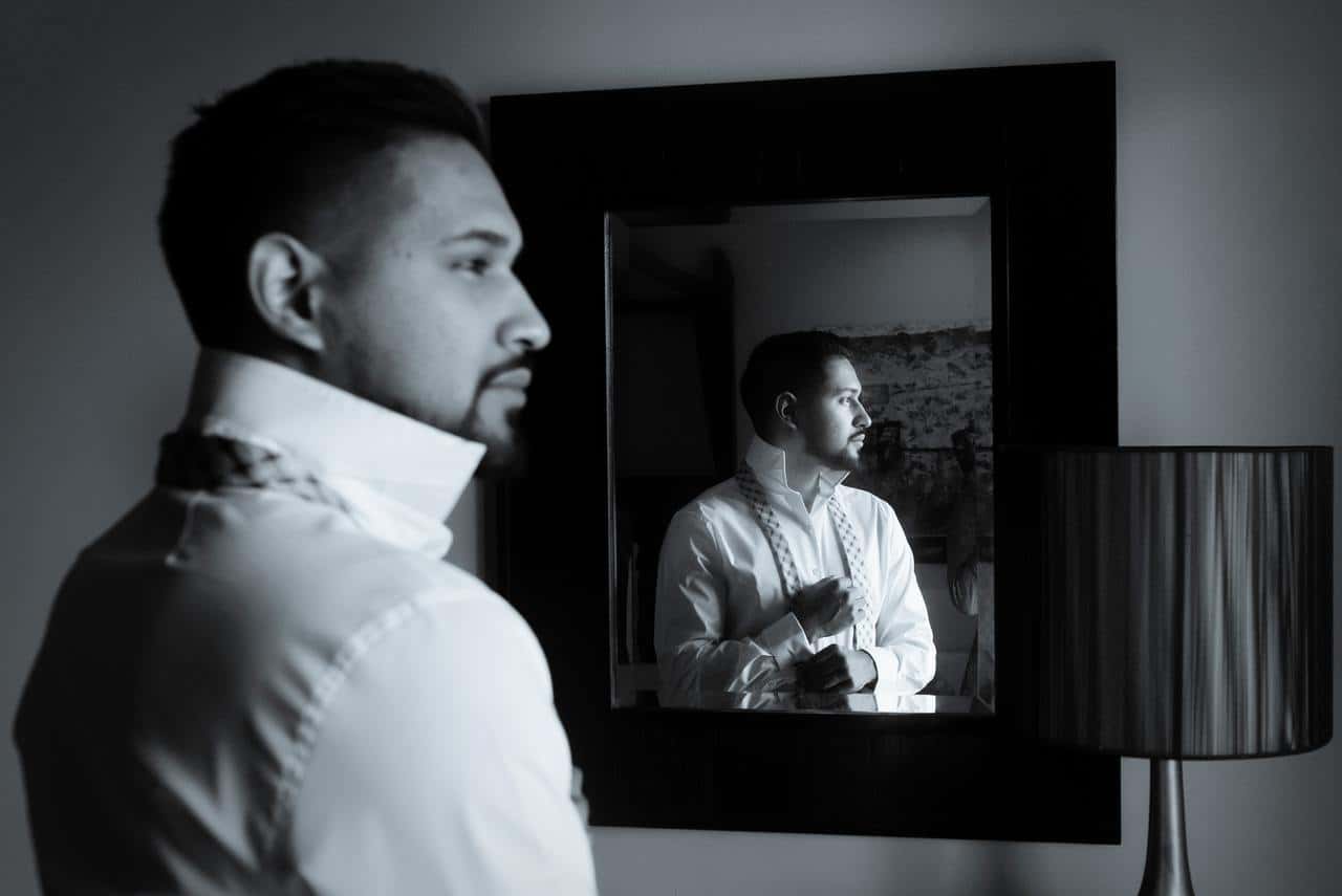 black-and-white-man-mirror-person-reflection-wear-1566291-pxhere.com
