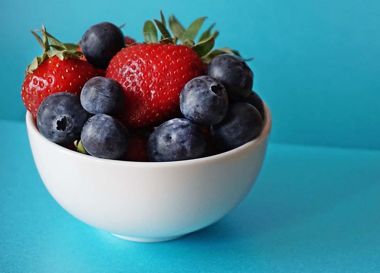blueberries-and-strawberries-in-white-ceramic-bowl-1120575