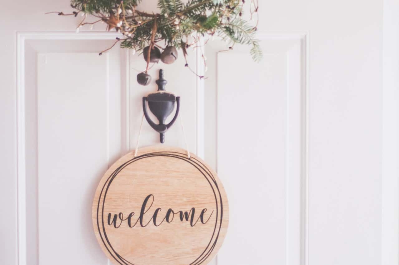 brown-wooden-welcome-wall-decor-1652402