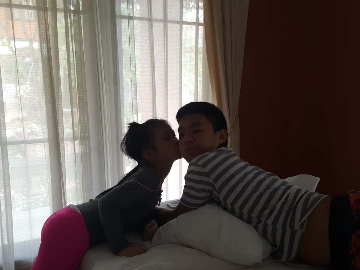 chubby-sister-love-brother-dark-light-1466703-pxhere.com