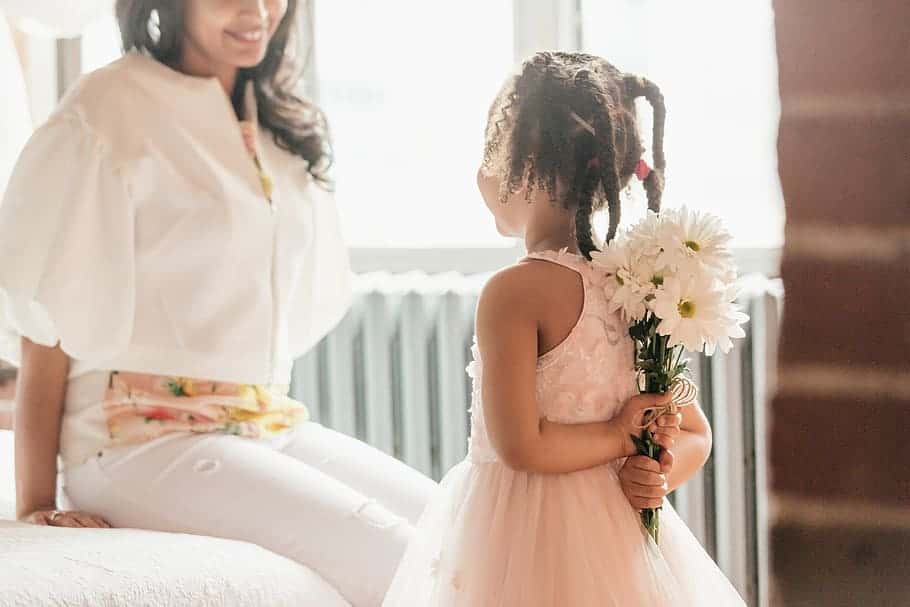 flowers-girls-family-emotion