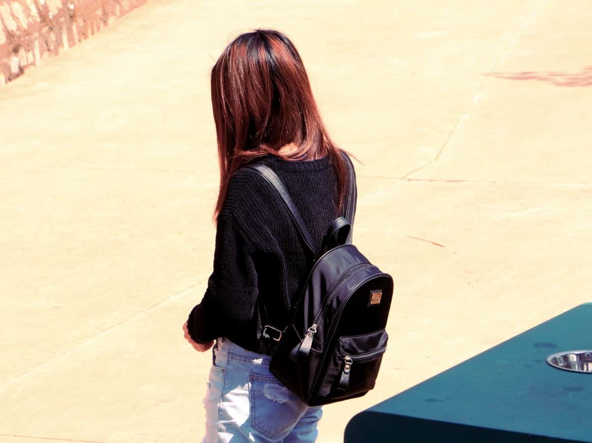 girl-woman-backpack-spring-color-student-1044655-pxhere.com