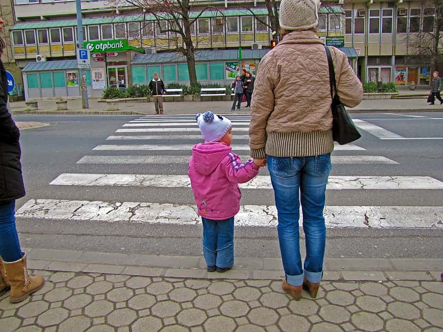 kid-little-girl-walk-little-kid