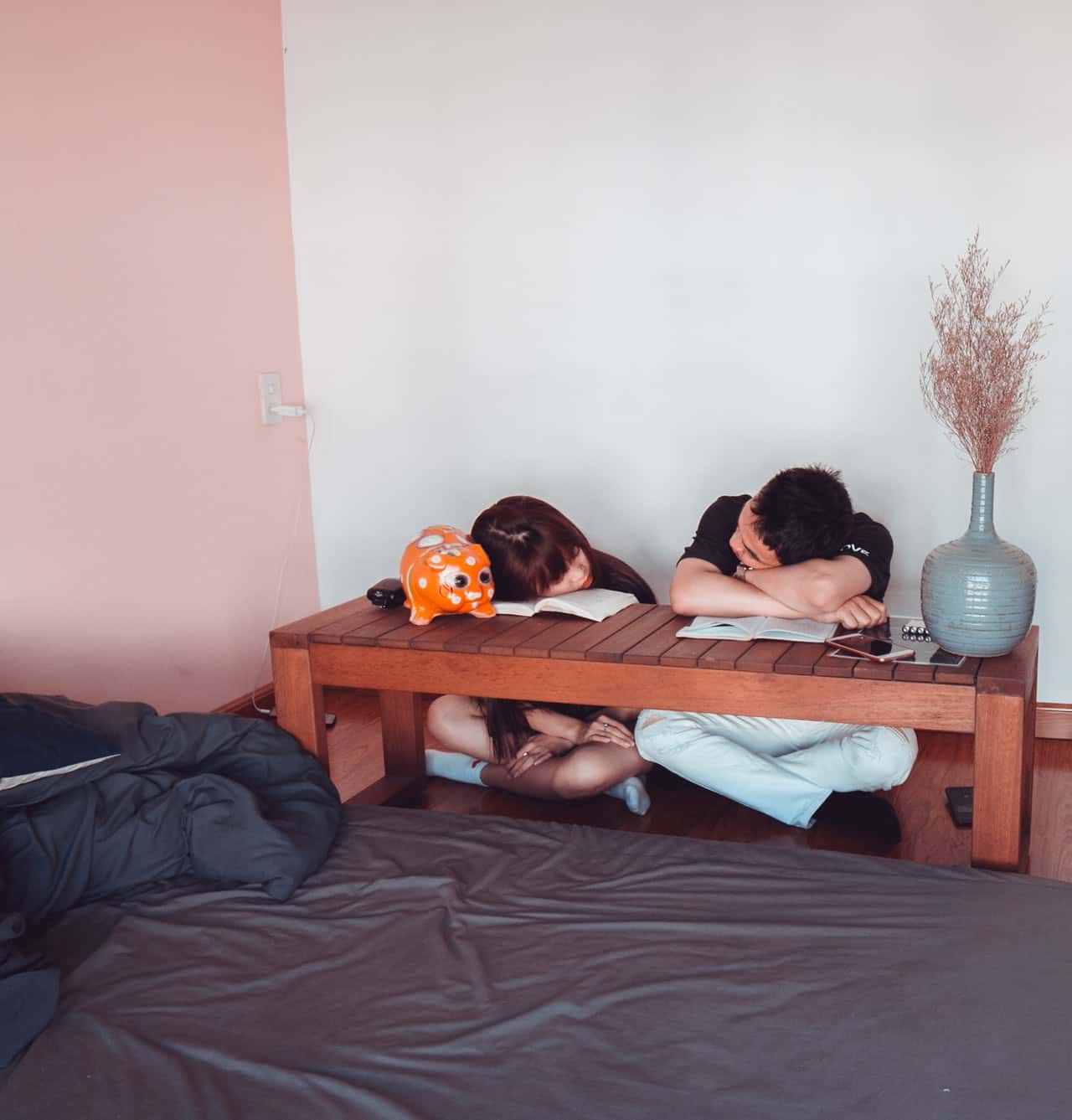 man-in-black-shirt-and-blue-jeans-1057035