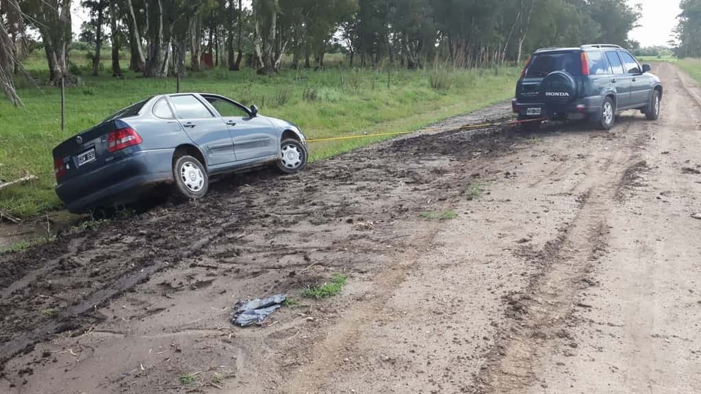path-car-field-asphalt-mud-puddle-943257-pxhere.com