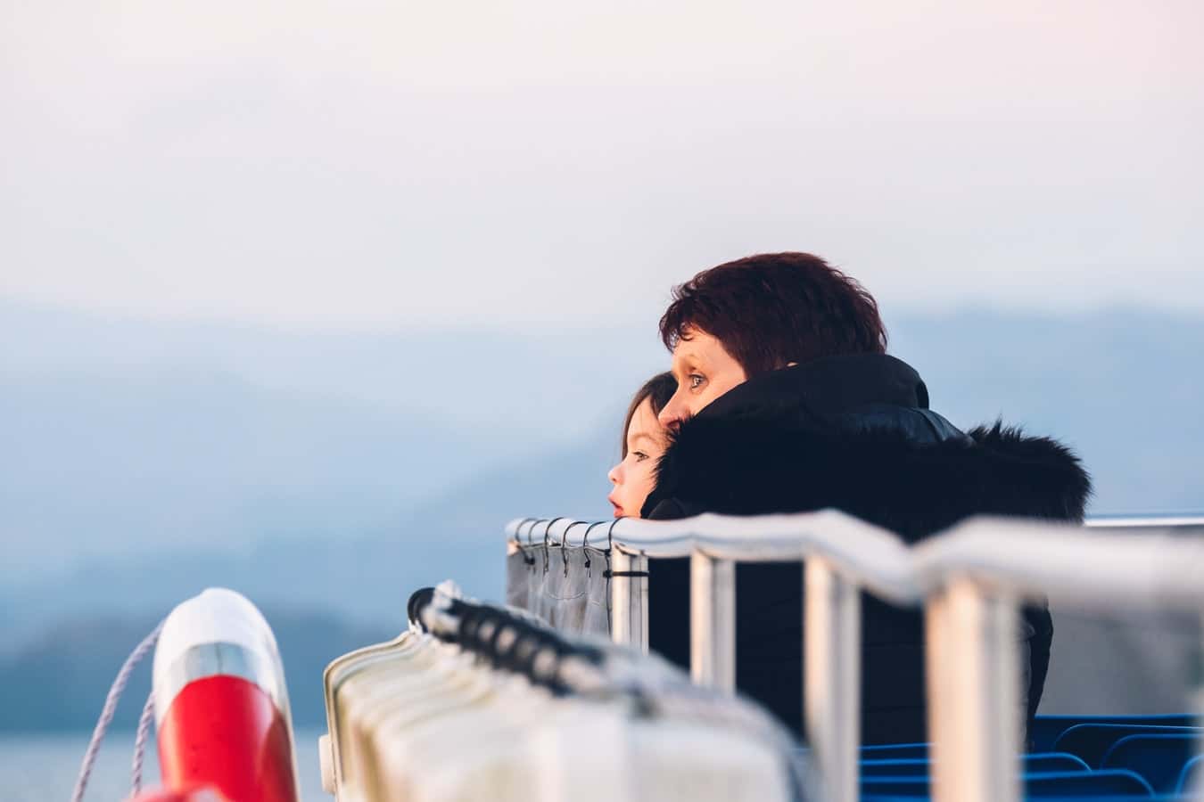 photo-1552061561-c3347081346e