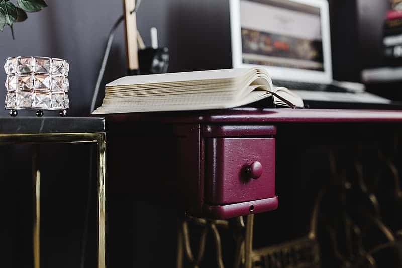 pink-desk-in-the-home-office