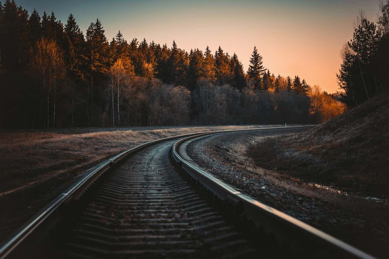 train-rail-during-golden-hour-724712