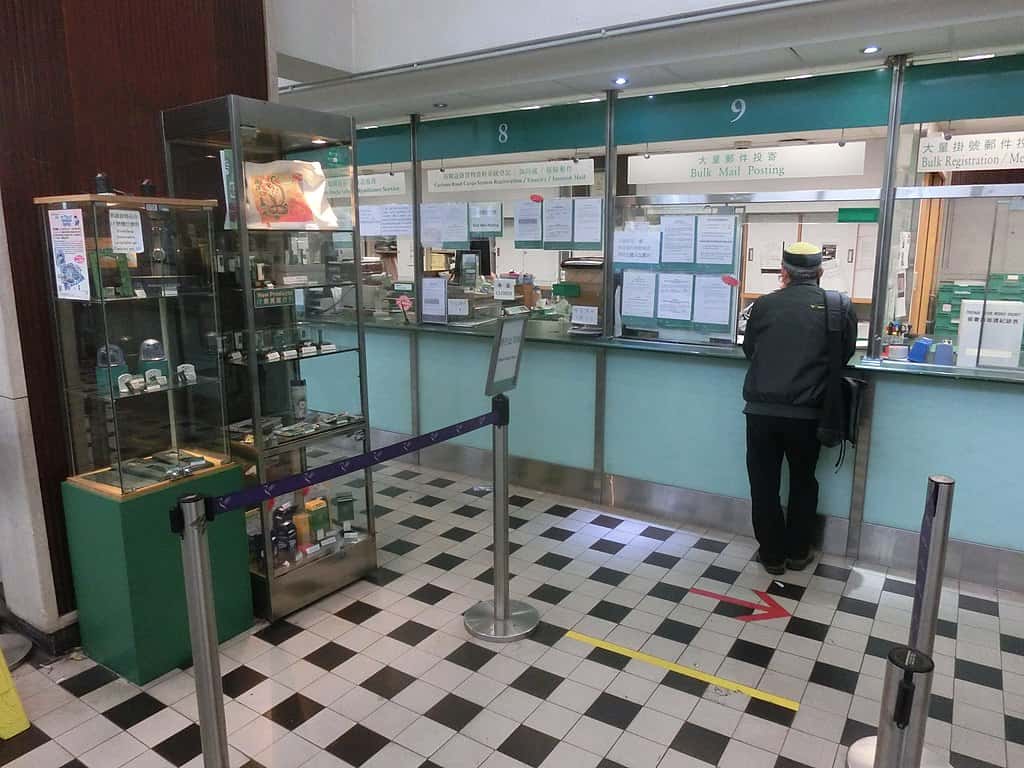 1024px-HK_Yau_Ma_Tei_Kowloon_Government_Offices_Central_Post_Office_interior_九龍中央郵政局_Kln_Central_PO_Feb-2014_service_counter_visitor