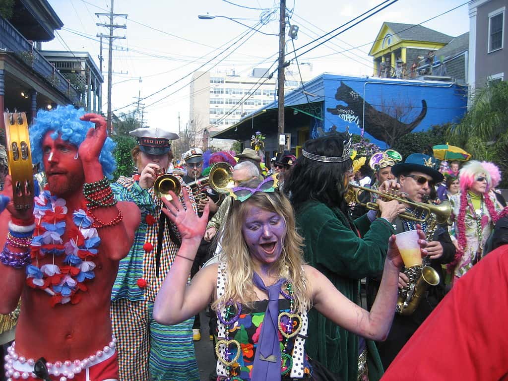 1024px-KosmicFrenchmenPurpleFaceMardiGras2009