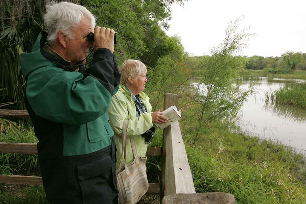 1024px-Older_couple_watching_from_observation_deck