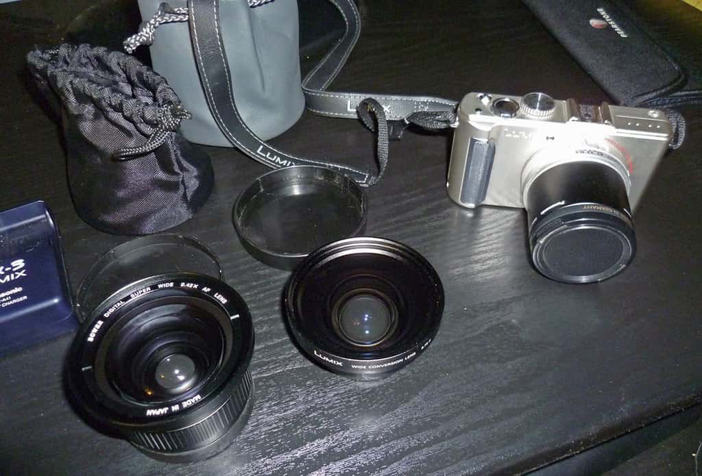 1024px-Panasonic_Lumix_DMC-LX3_with_accessories