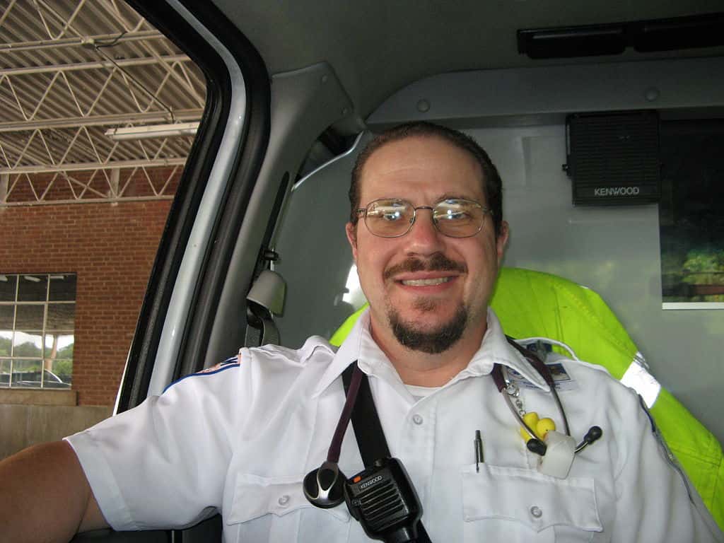 1024px-Paramedic_at_Work