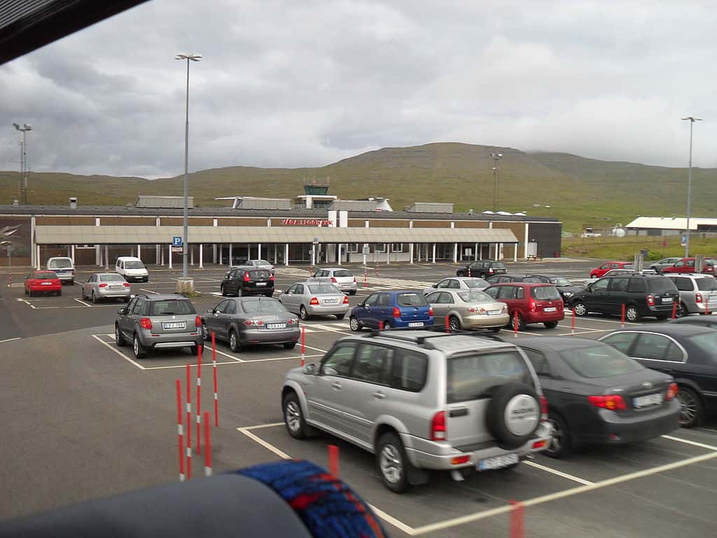 1024px-Parking_space_outside_Vagar_airport