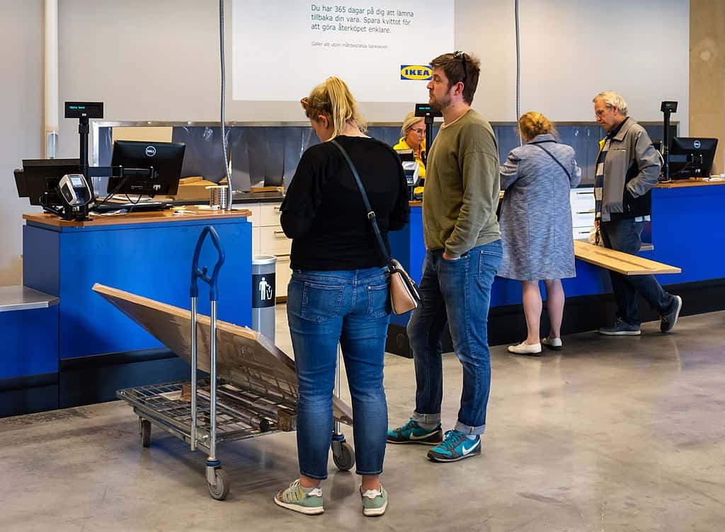 1024px-People_at_the_customer_service_desk_in_IKEA_Torp_Uddevalla