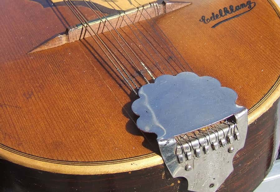 1267px-Mandoline_Saitenhalter