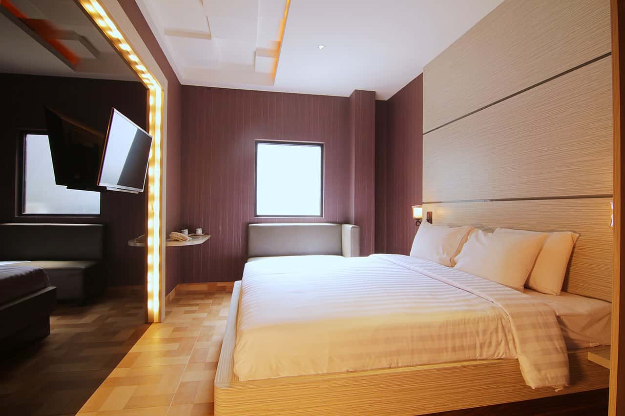 1280px-Deluxe_Room_Shakti_Hotel_City_Jakarta