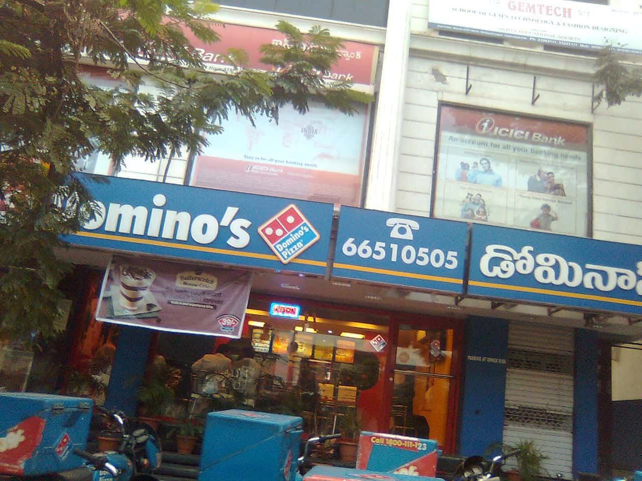 1280px-Domino's_Outlet