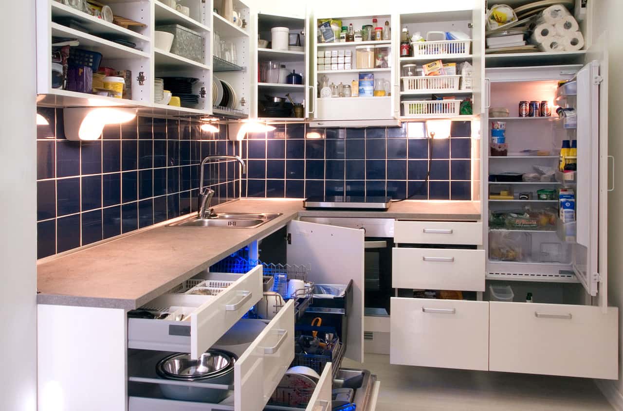 1280px-White_kitchen_with_cabinet_doors_and_drawers_opened_or_removed_so_that_real-life_stuff_can_be_seen_in_cabinets