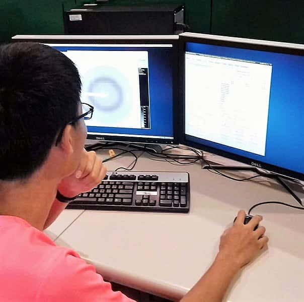 604px-High_School_Student_Conducting_a_X-Ray_Diffraction_Test
