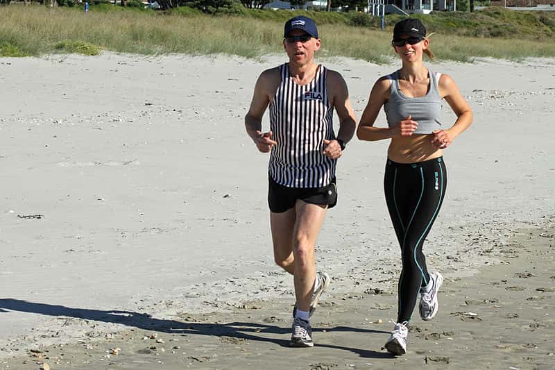 800px-Ian_and_Susan_jogging_on_Maunganui_beach_3_(5644495596)