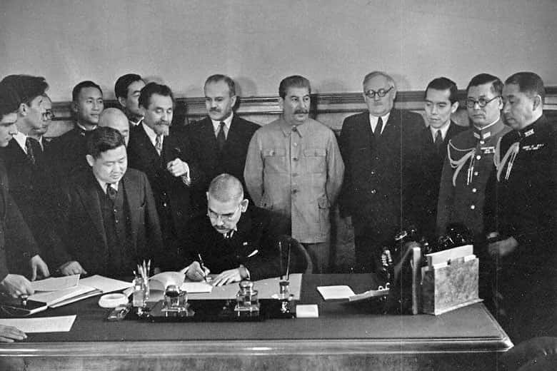 Matsuoka_signs_the_Soviet–Japanese_Neutrality_Pact-1