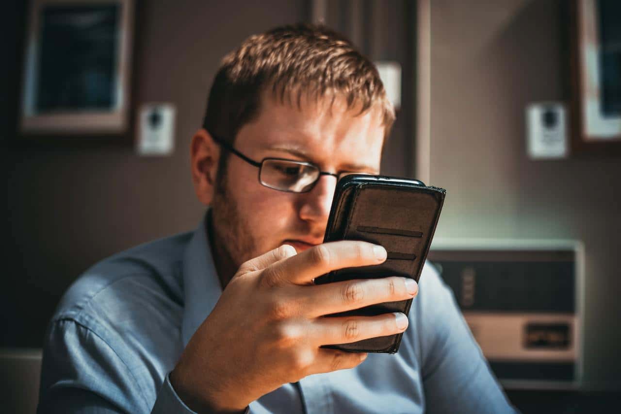 adult-blur-business-businessman-cell-phone-cellular-telephone-1506337-pxhere.com