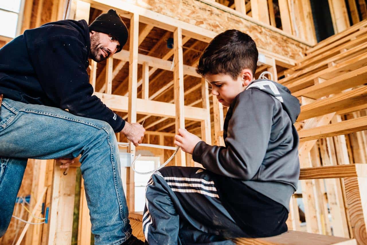 adult-boy-building-carpenter-carpentry-child-1563715-pxhere.com