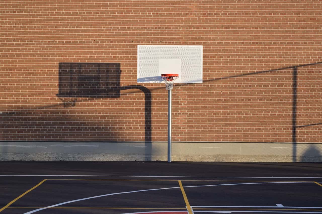 basketball-hoop-on-court-680074