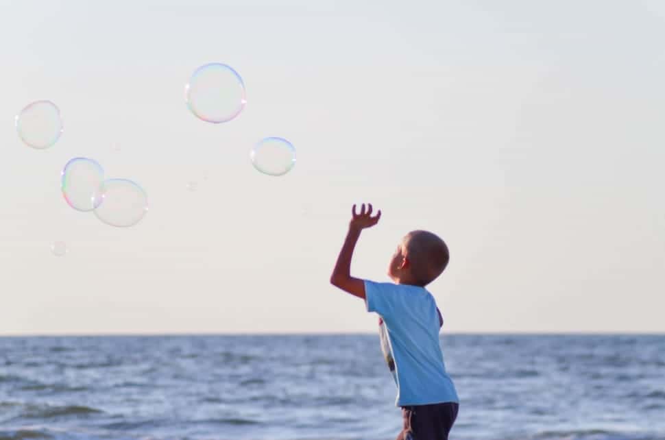 beach-boy-bubbles-kid-wallpaper-preview