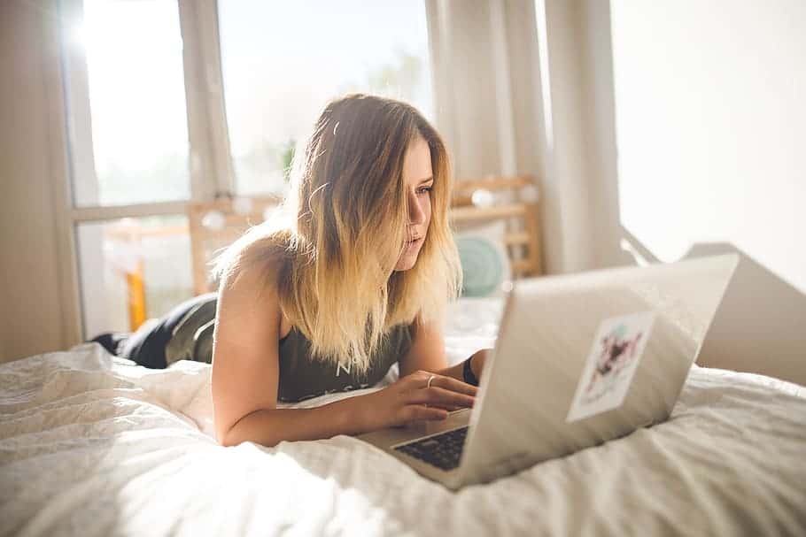 caucasian-woman-blonde-laptop