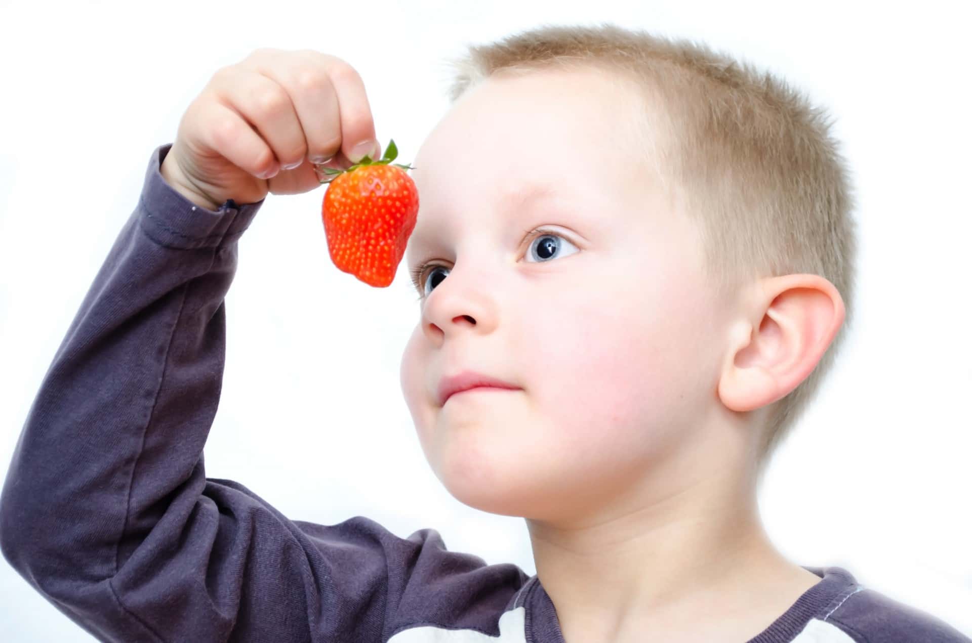 child-and-strawberries-1368025837nlW