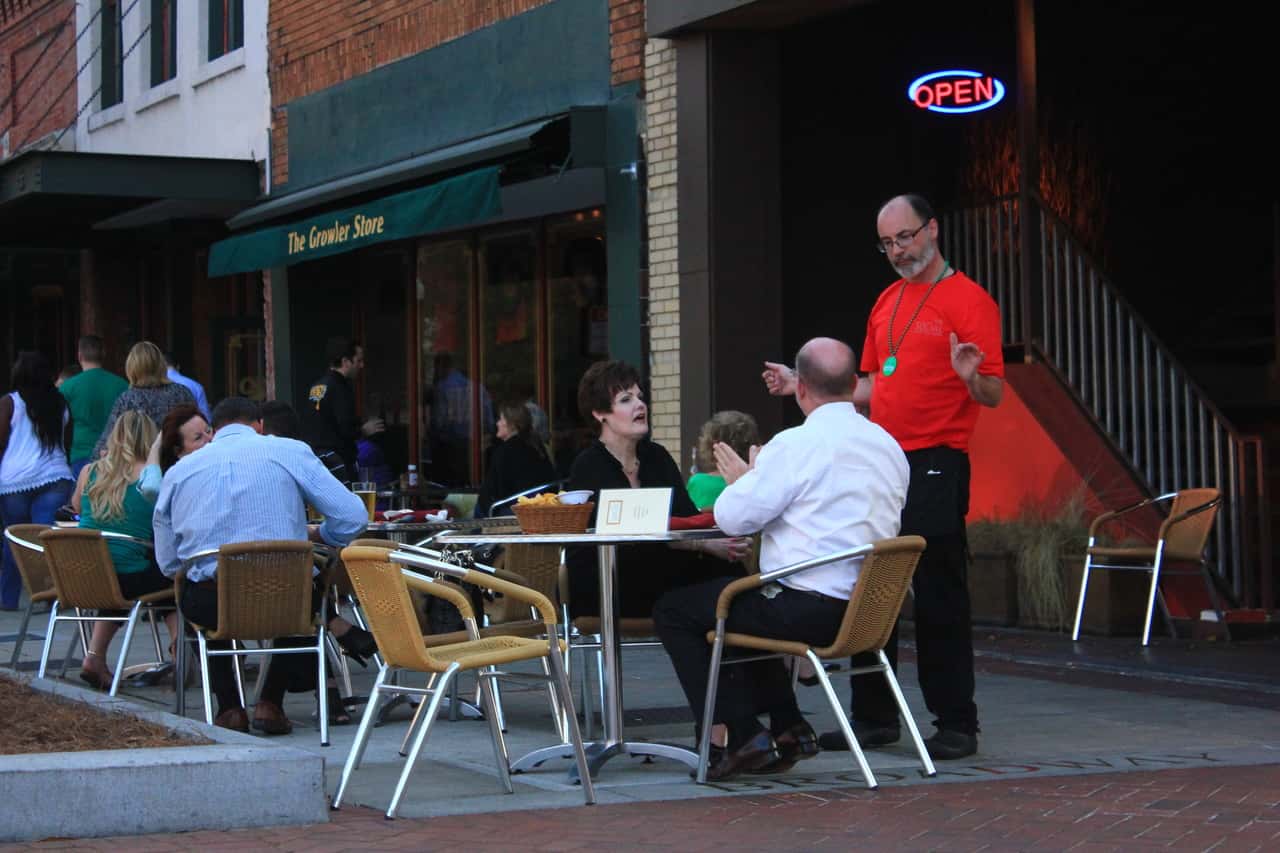 dinner-waiter-couple-downtown-sidewalk-cafe-1593739-pxhere.com
