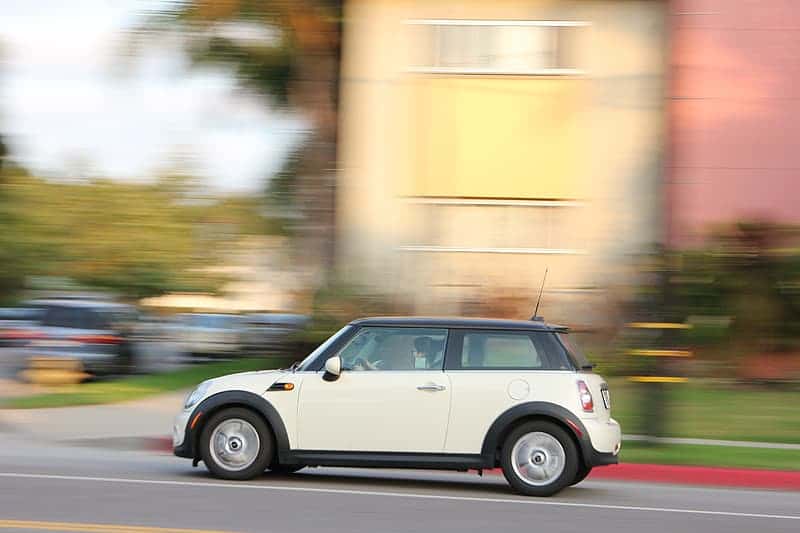 focus-photo-of-white-mini-cooper