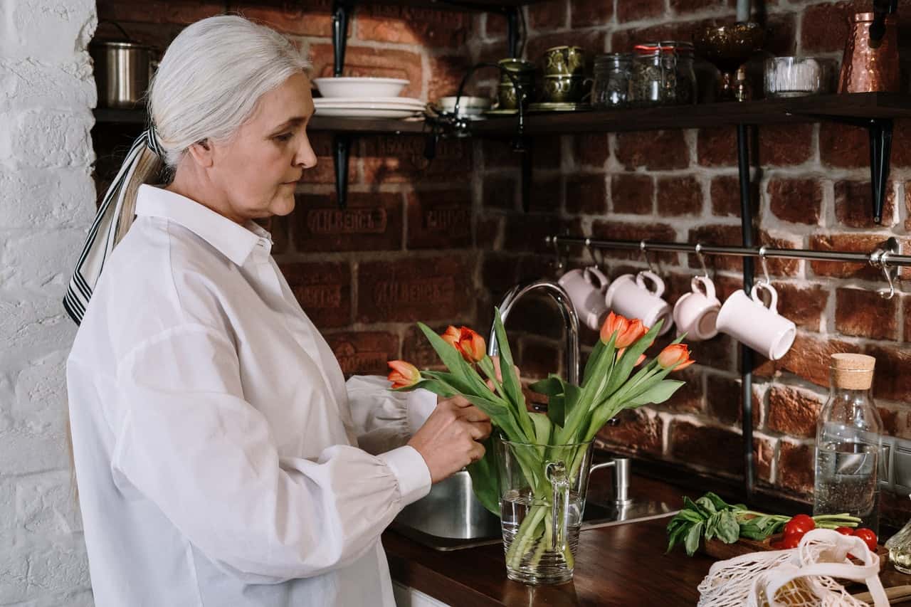 food-hands-woman-flowers-4057682