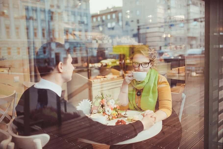 in-cafe-coffee-man-woman