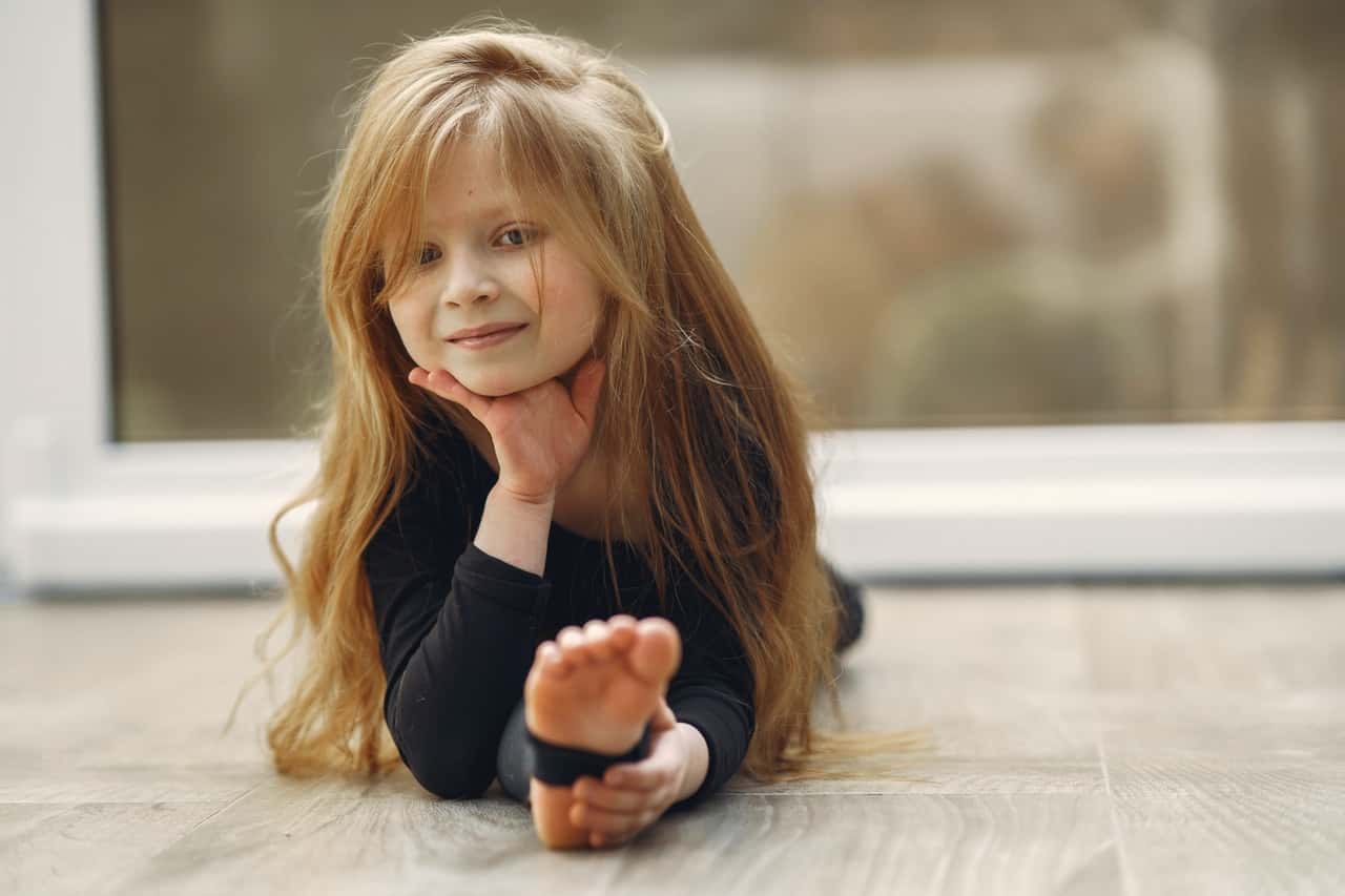 little-girl-doing-split-3985242