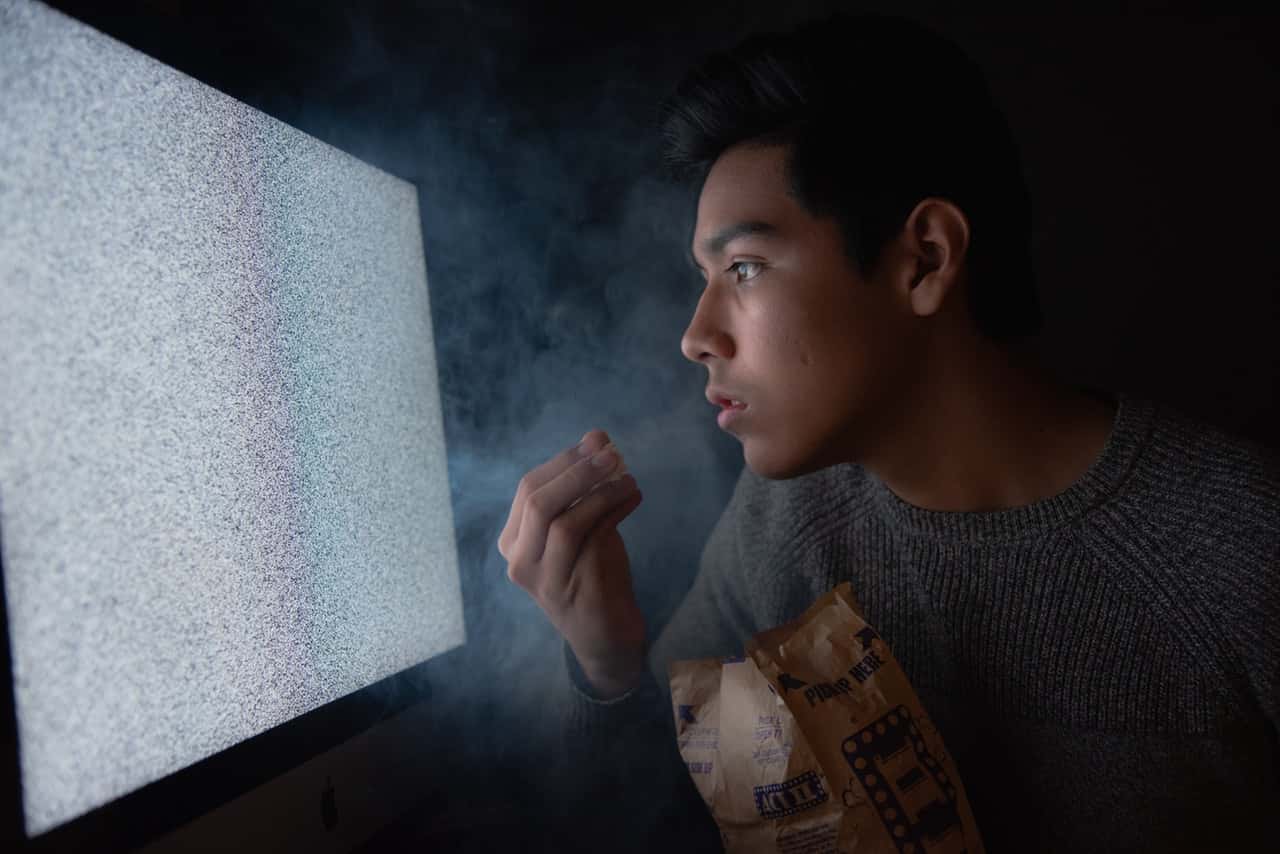 man-eating-chips-while-watching-tv-3571503