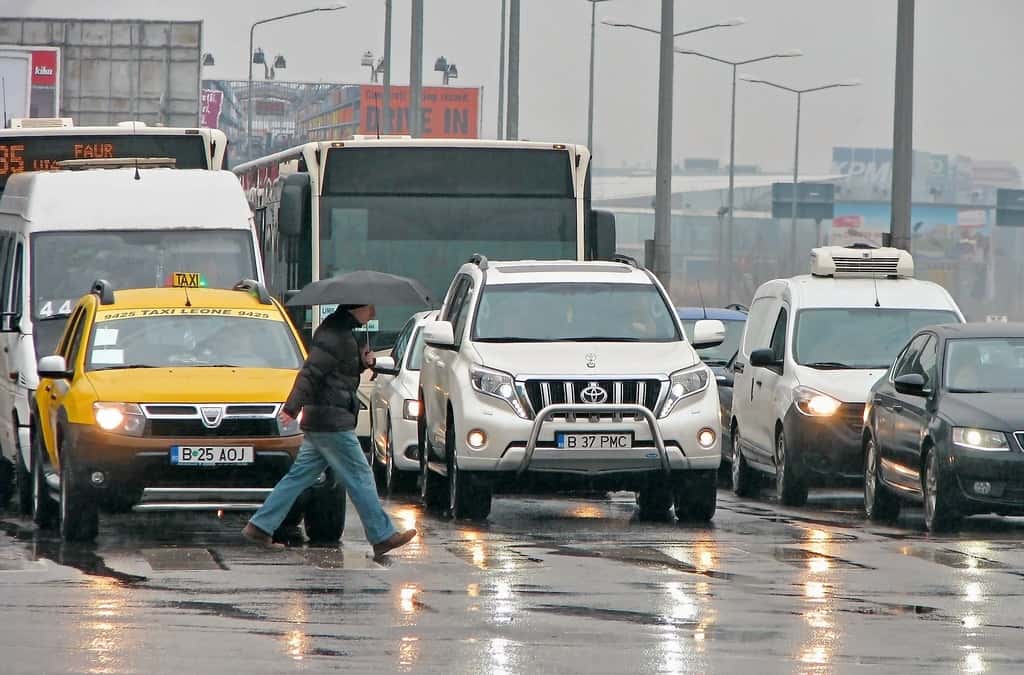 pedestrian-road-traffic-car-rain-wet-642353-pxhere.com