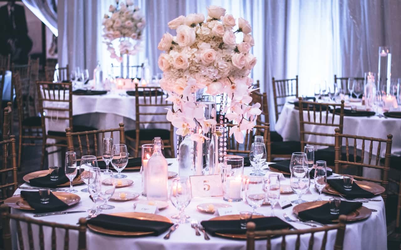 pink-and-white-roses-centerpiece-on-top-of-table-1616113