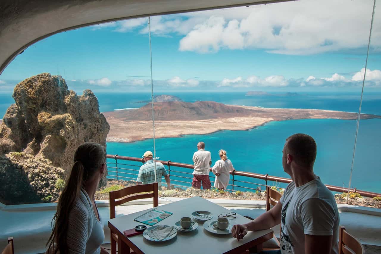 restaurant-couple-coffee-clouds-3263317